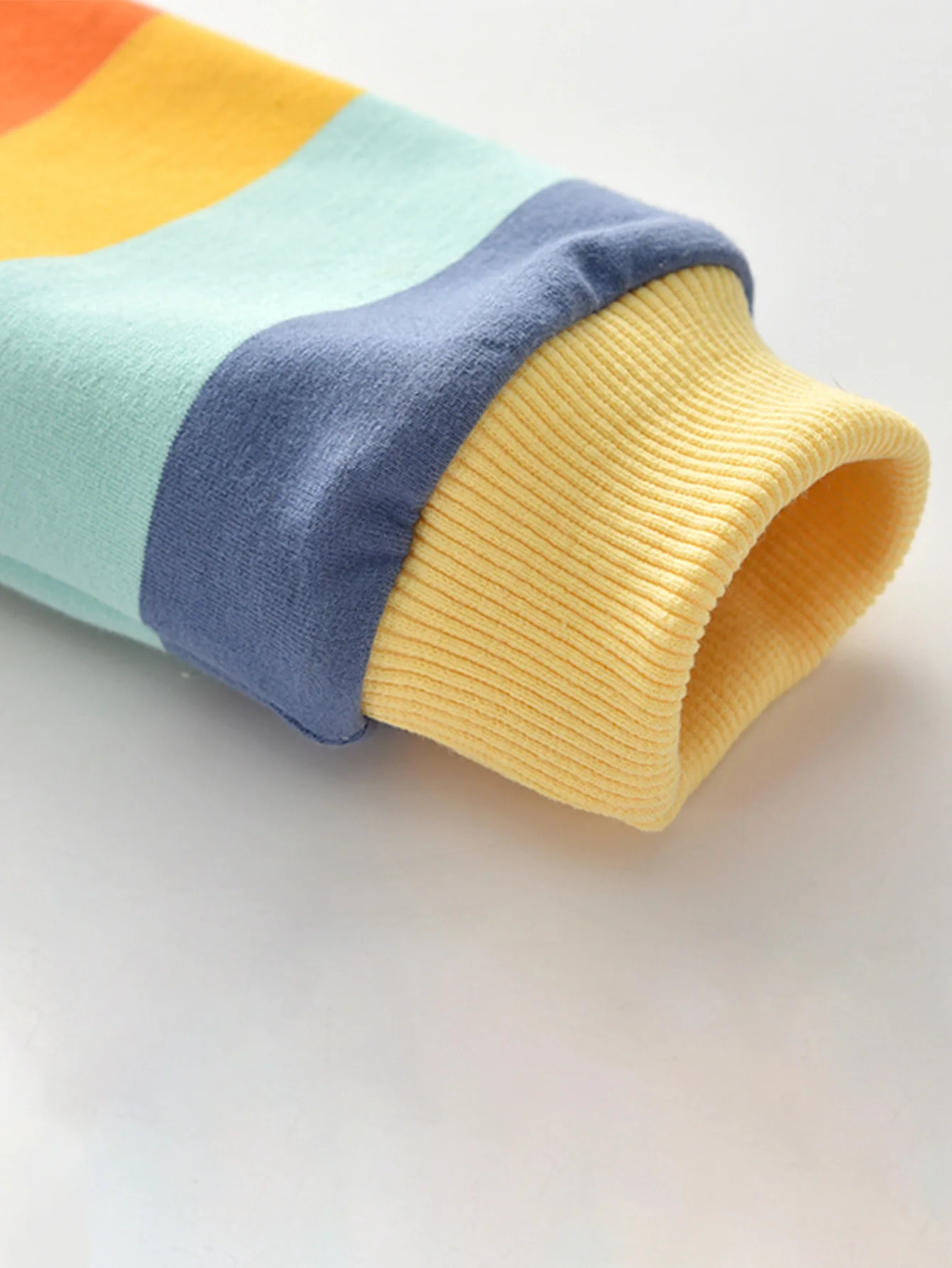Mädchen Frühling Herbst Mode Kapuzenjacke mit Reißverschlusstasche Regenbogen-Streifen Personalisiertes Niedliches Design – Detail 6