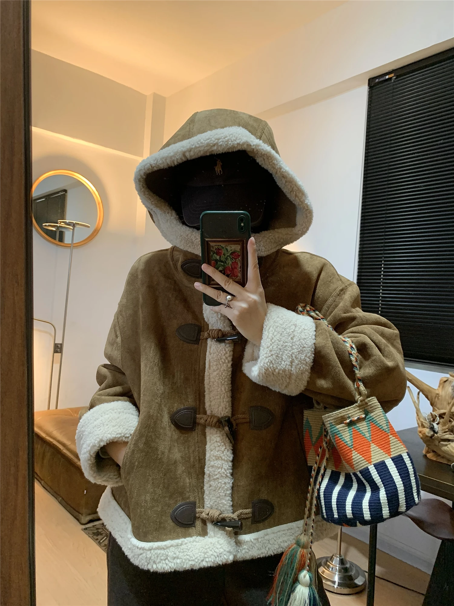 

Зимнее женское пальто QinEition из полиэфирного волокна с длинными рукавами, с мягкой замшевой отделкой, пуговицами из бычьего рога и интегрированным мехом