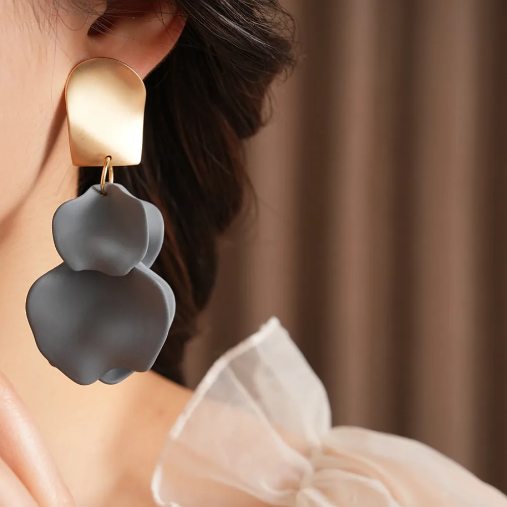 Minimalist Soft Gold Tone Matte Irregular Ruffled Petal Dangle Earrings for Women Art Exhibition Vintage Market Fashion Jewelry