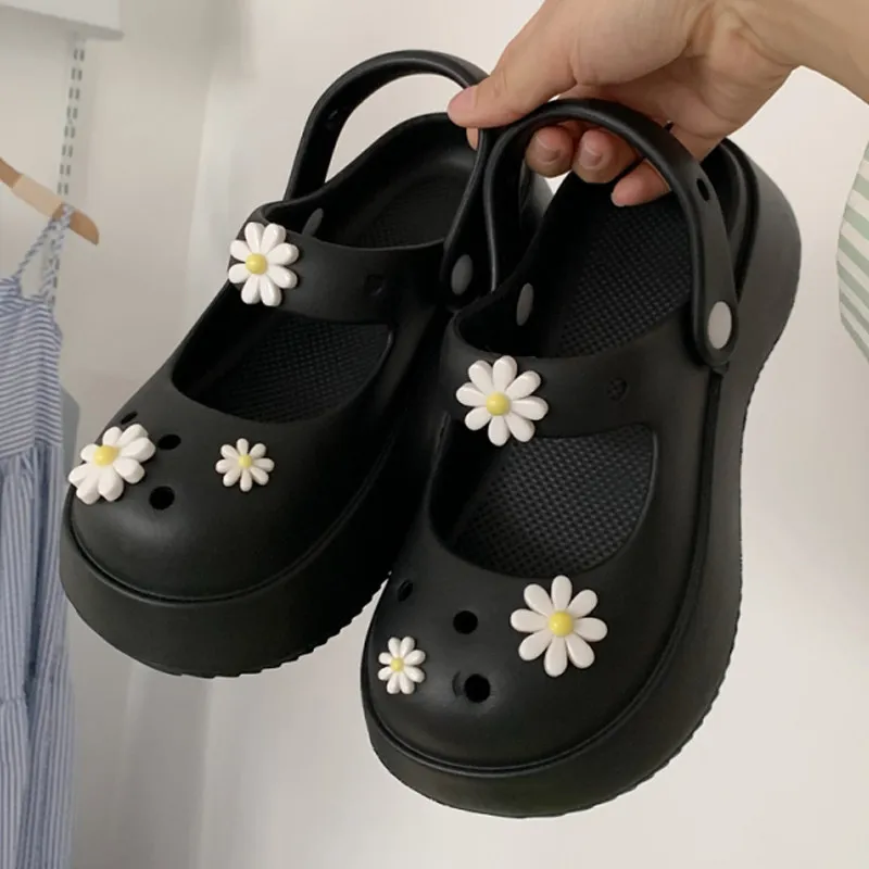 2023 Nieuwe Sandalen Slippers Schattige Kleine Bloem Diy Gat Tuinschoenen Lolita Gat Schoenen Dikke Zool Eva Outdoor Twee Slijtage Slippers