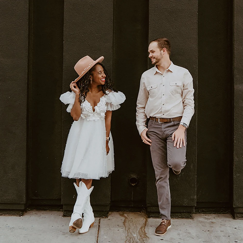 Robe de mariée en Tulle avec perles, longueur genou, décolleté en V plongeant, manches courtes plissées, dos nu, style Boho, fleurs 3D