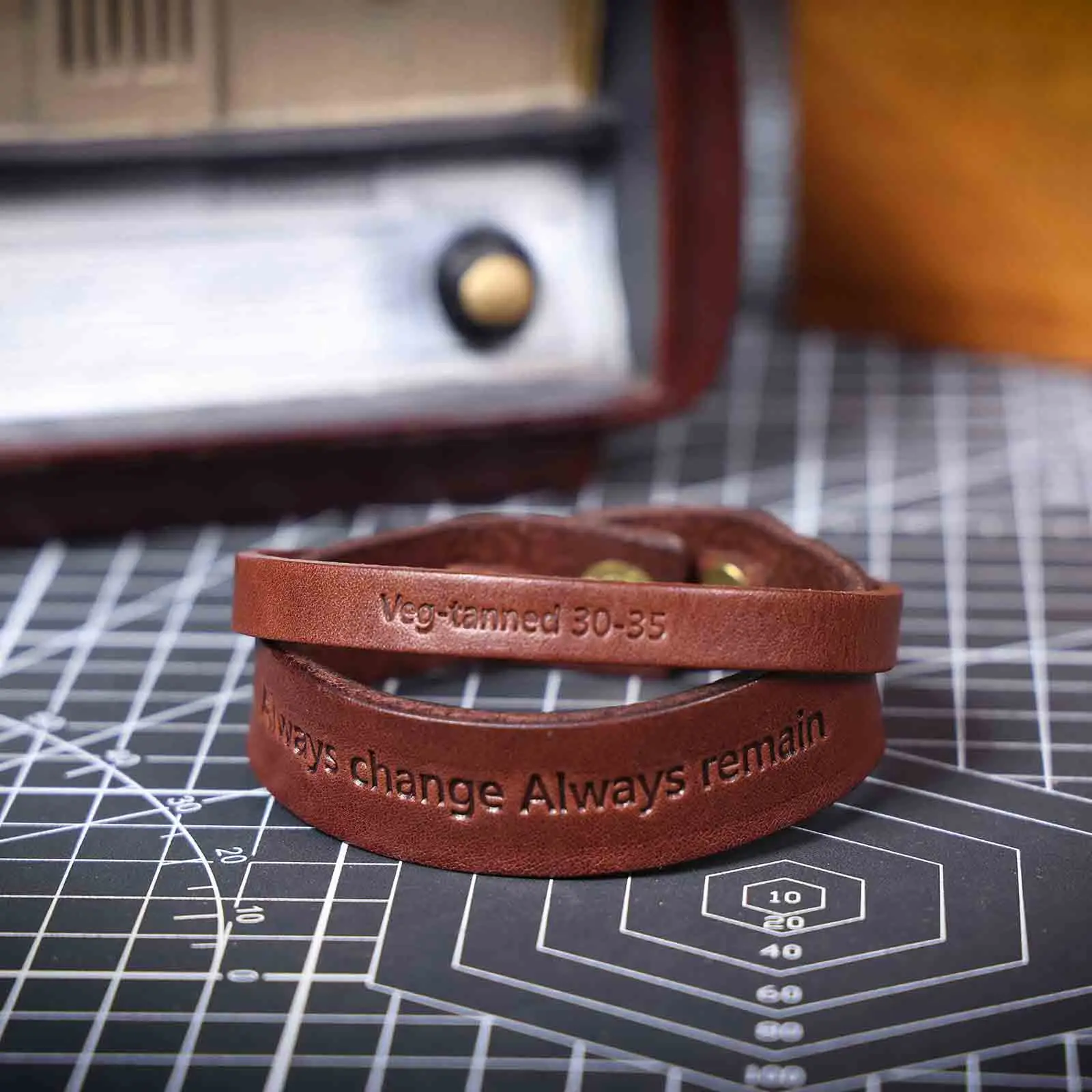 S.WORKER Handgefertigtes Vintage-Armband aus echtem Vollnarbenleder, Vintage-Handgelenkschlaufe für Paare – Detail 13