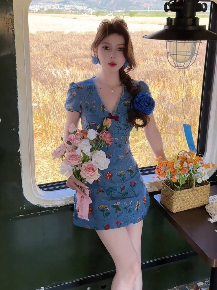 

SYJ Shuyijia Retro V-neck Floral Dress Slimming Waist Design Short A-line Skirt for Plump Women Comfortable Commute Style