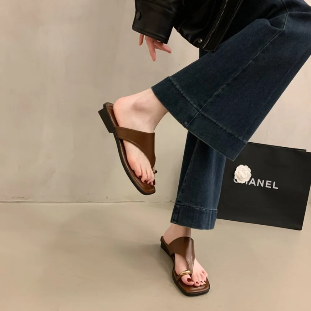 Damen Sommer Flip-Flops mit flacher Sohle, Zehenstegsandalen, eckige Zehenpartie, Kunstleder, weiche Sohle, rutschfeste Schuhe für Strandurlaub und Alltag – Detail 5
