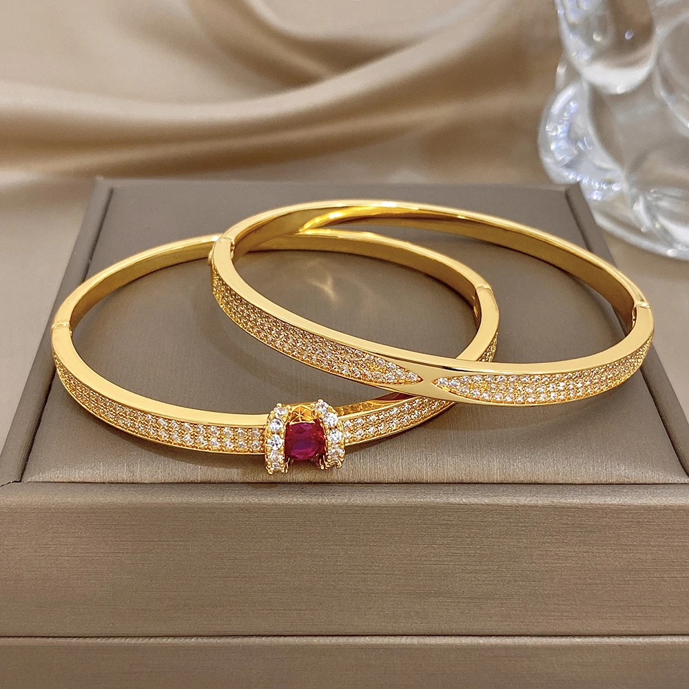 Vollständig mit Kubischem Zirkon Besetztes Dekorations-Armreif für Damen, Leichter Luxus, Elegantes Einzigartiges Glänzendes Rosenrotes Strass-Kupfer-Armband