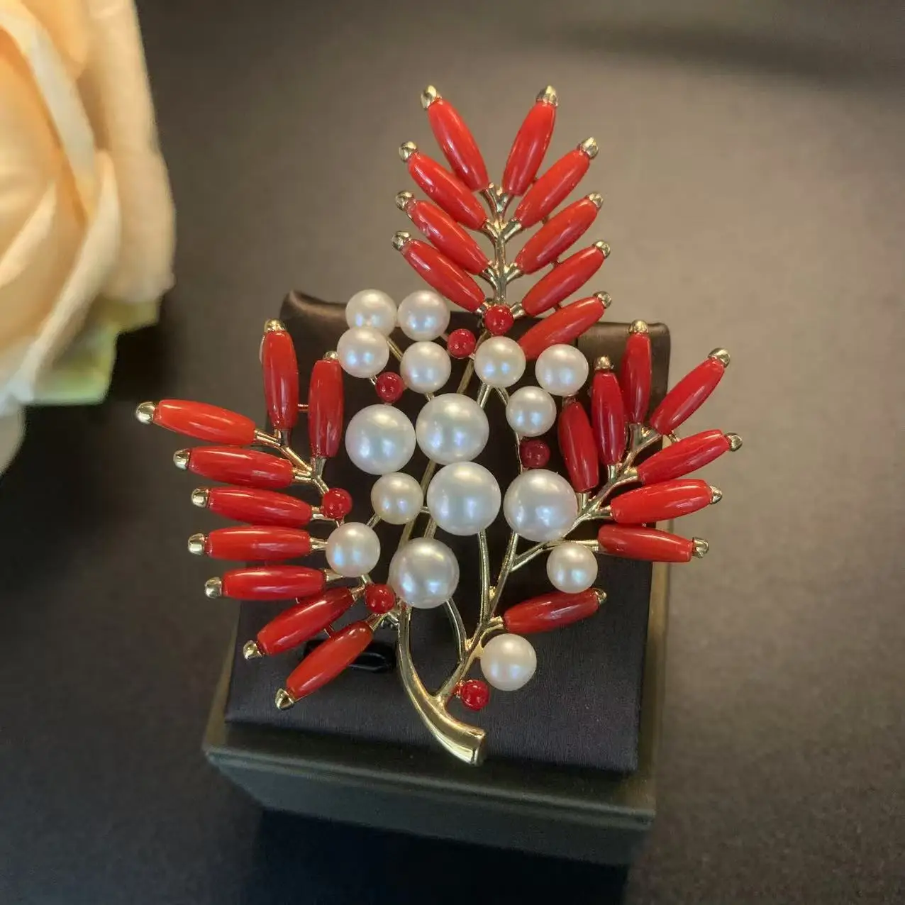 

Red Coral Pearl Brooch,Stylish High-end Dress Coat Sweater Clothing Accessories Brooch Pin