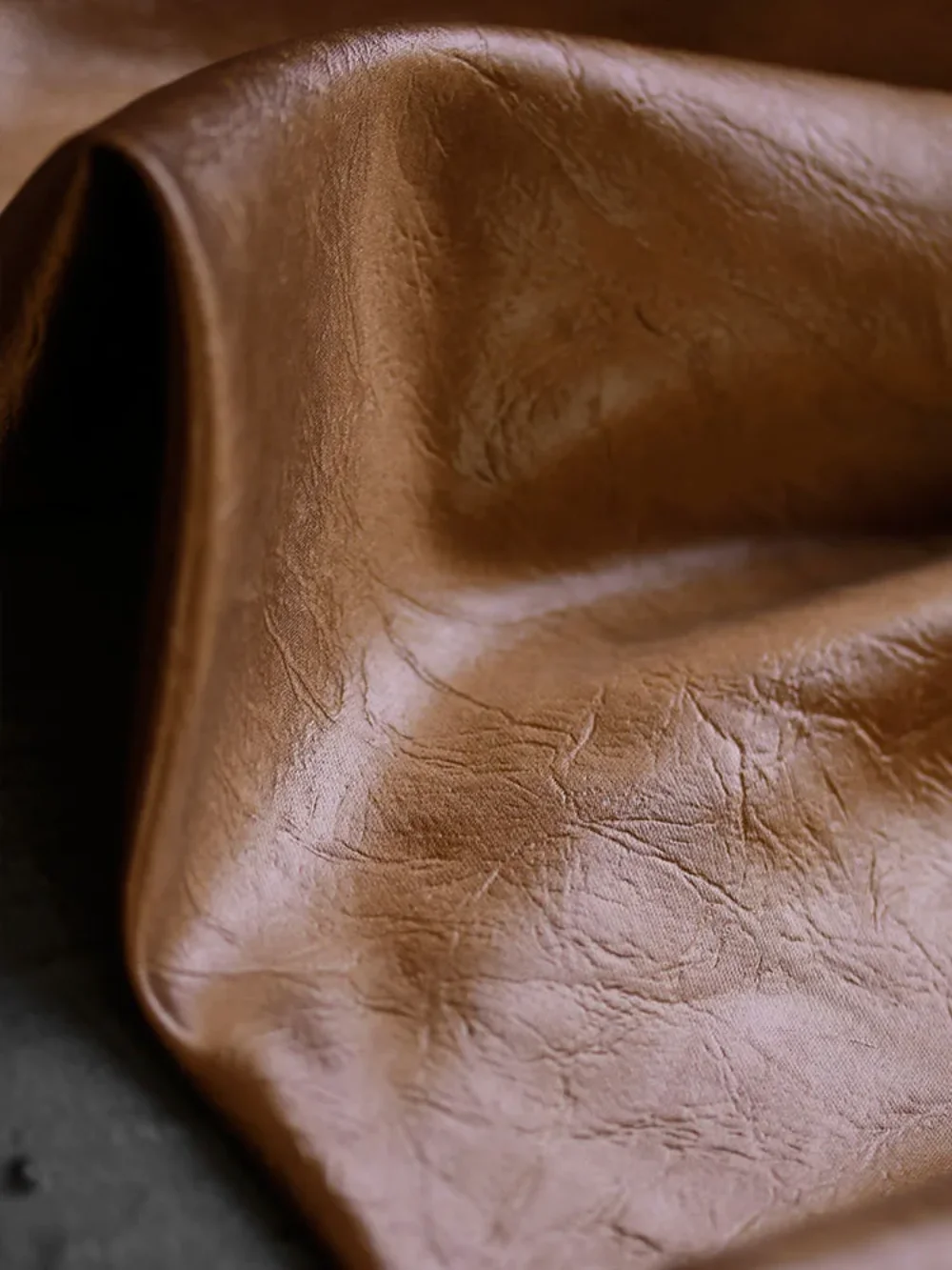 

Мягкая глянцевая ткань из искусственной кожи в стиле ретро для креативного дизайна высококачественных топов, брюк, одежды, дизайнерских изделий, шитья своими руками, продается на метры.