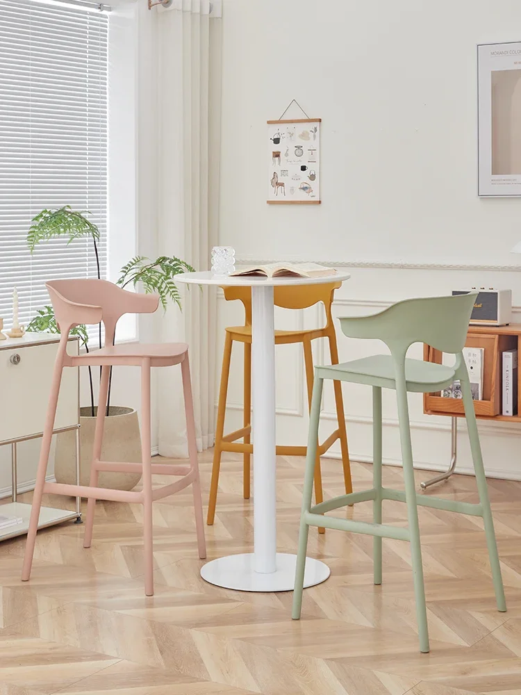 Sedia da bar semplice nordica Sedia da bar moderna e minimalista con schienale in plastica, sgabello alto creativo di design impilabile per la casa