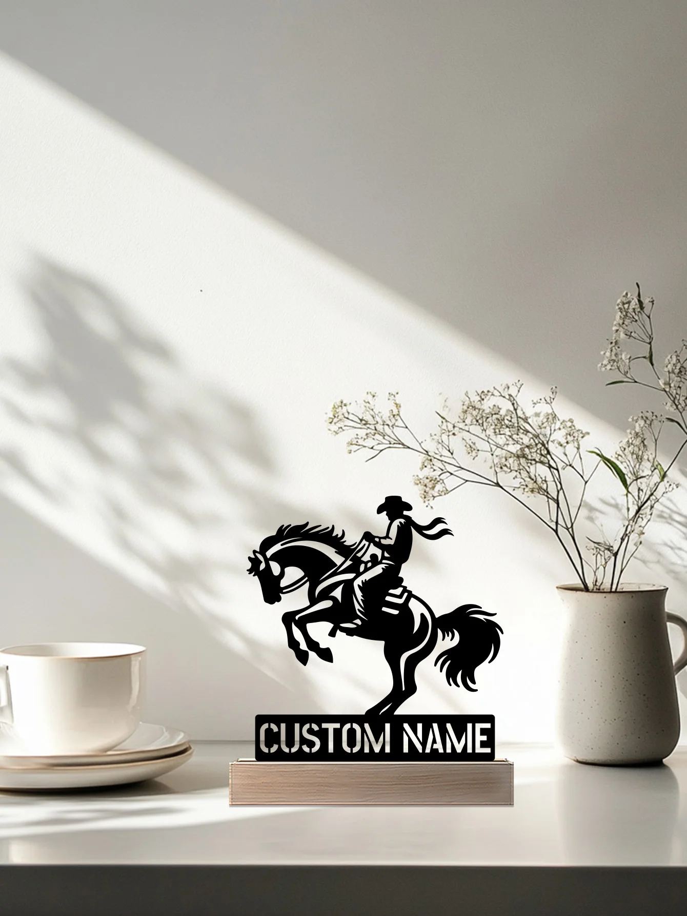 1pc Moderna Underling Nome personalizzato Statua in metallo con base in legno Ornamento in ferro Scultura in latta Artigianato d'arte con base in legno