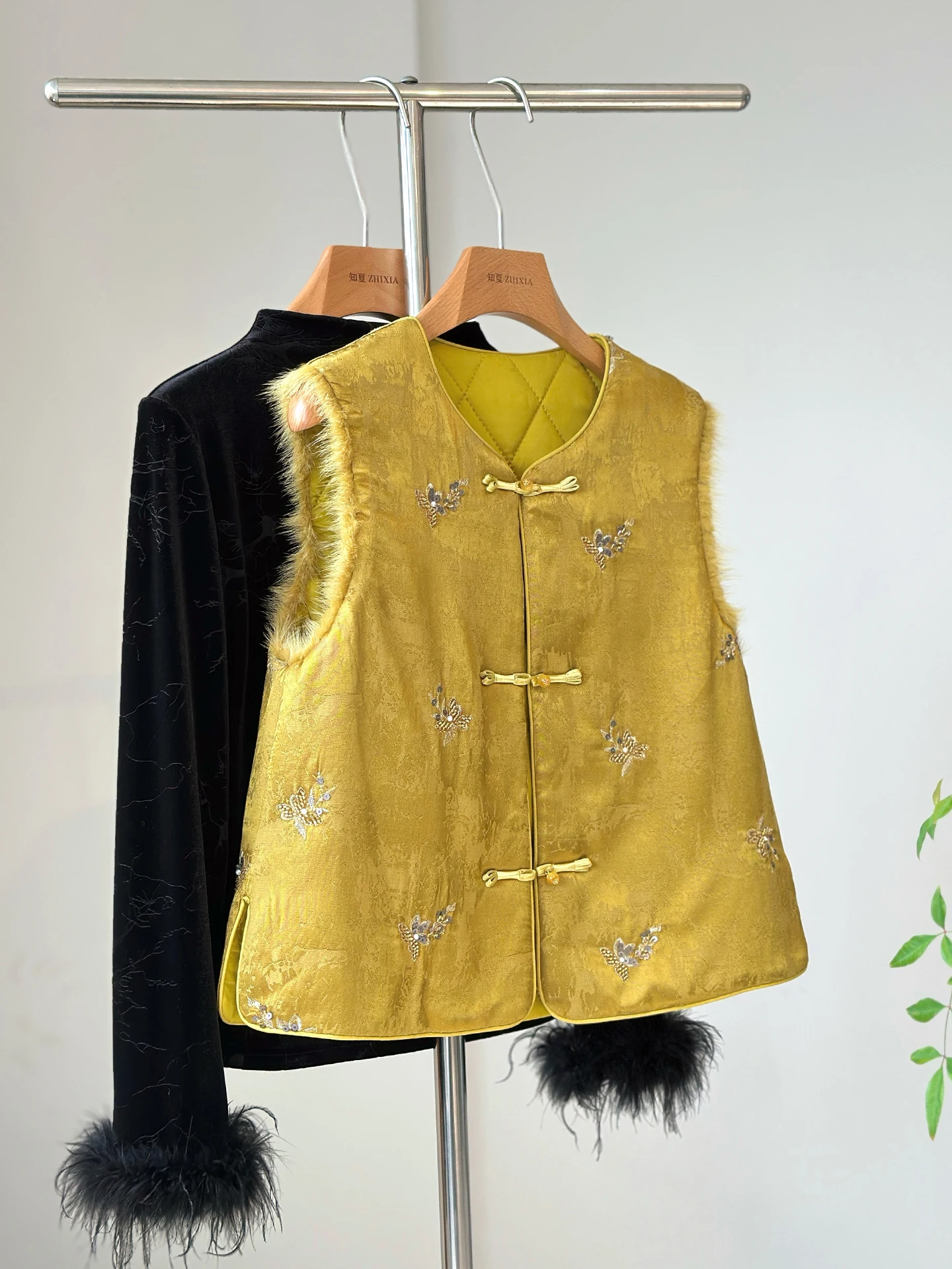 

High-End Young White New Chinese Style Vest Women's Real National Yellow Embroidery Daily Quilted Outer Wear