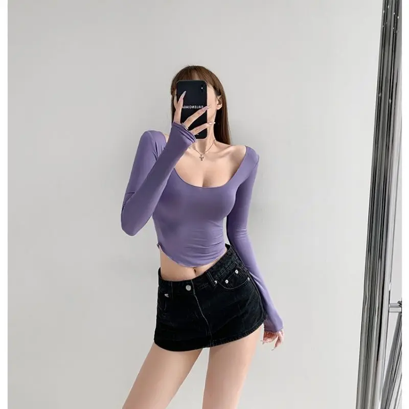 قميص نسائي بأكمام طويلة ضيق قصير بياقة على شكل حرف U كبيرة بلون واحد متعدد الاستخدامات للارتداء الداخلي أنيق وعصري