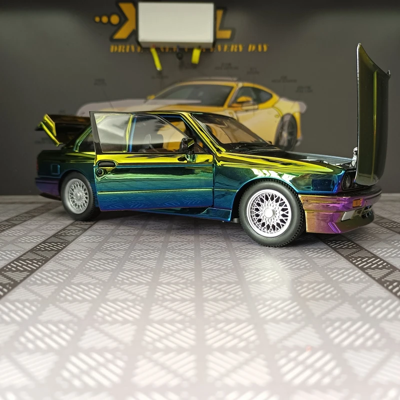 1:24 BMW M3 liga modelo de carro decoração, portas e capô do motor, porta-malas pode ser aberto tem funções de som e iluminação simuladas