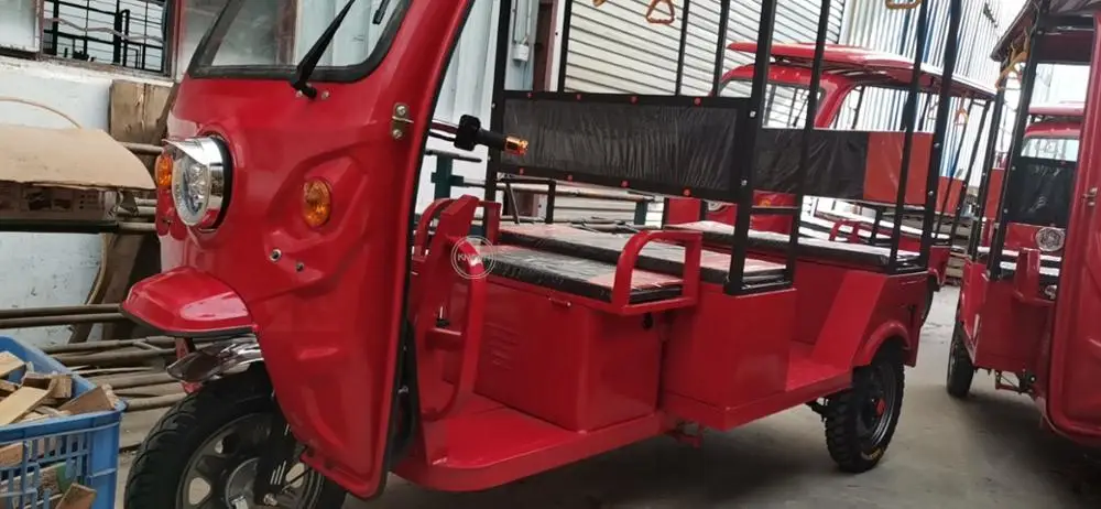 Venda quente Triciclo elétrico de 3 rodas para adultos veículo carrinho de passageiros turísticos cor vermelha tuk tuk carro com painel solar