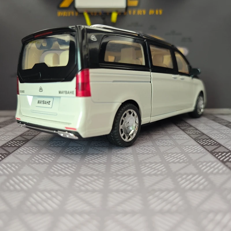 1:24 simulation Mercedes Benz Maybach VS680 alloy car model remote control electric doors on both sides that can be opened