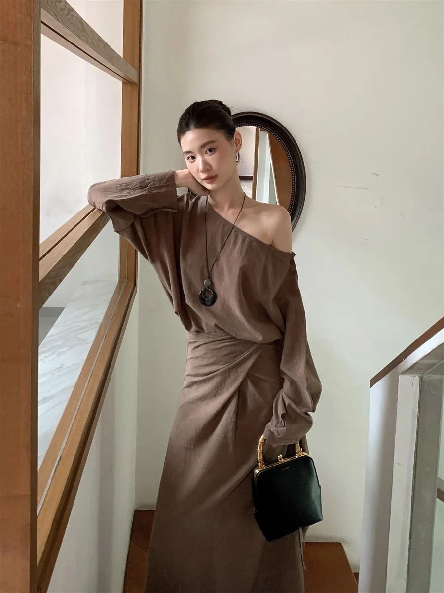 

Ретро-рубашка свободного кроя для женщин, осенняя новинка, с эффектом потертости, со смещенным плечом, длинными рукавами, на пуговицах, однотонная.