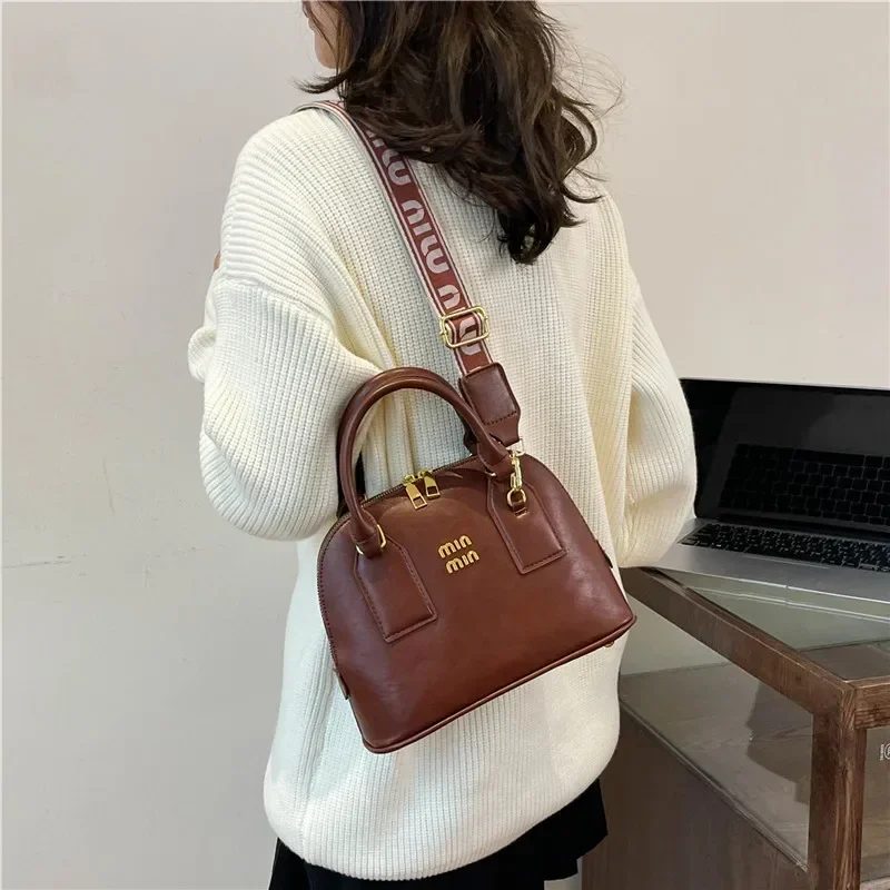 

2025 Designer Leather Commuter Bag - Elegant Crossbody Messenger With Solid Color Finish, Fashionable Large Capacity Tote
