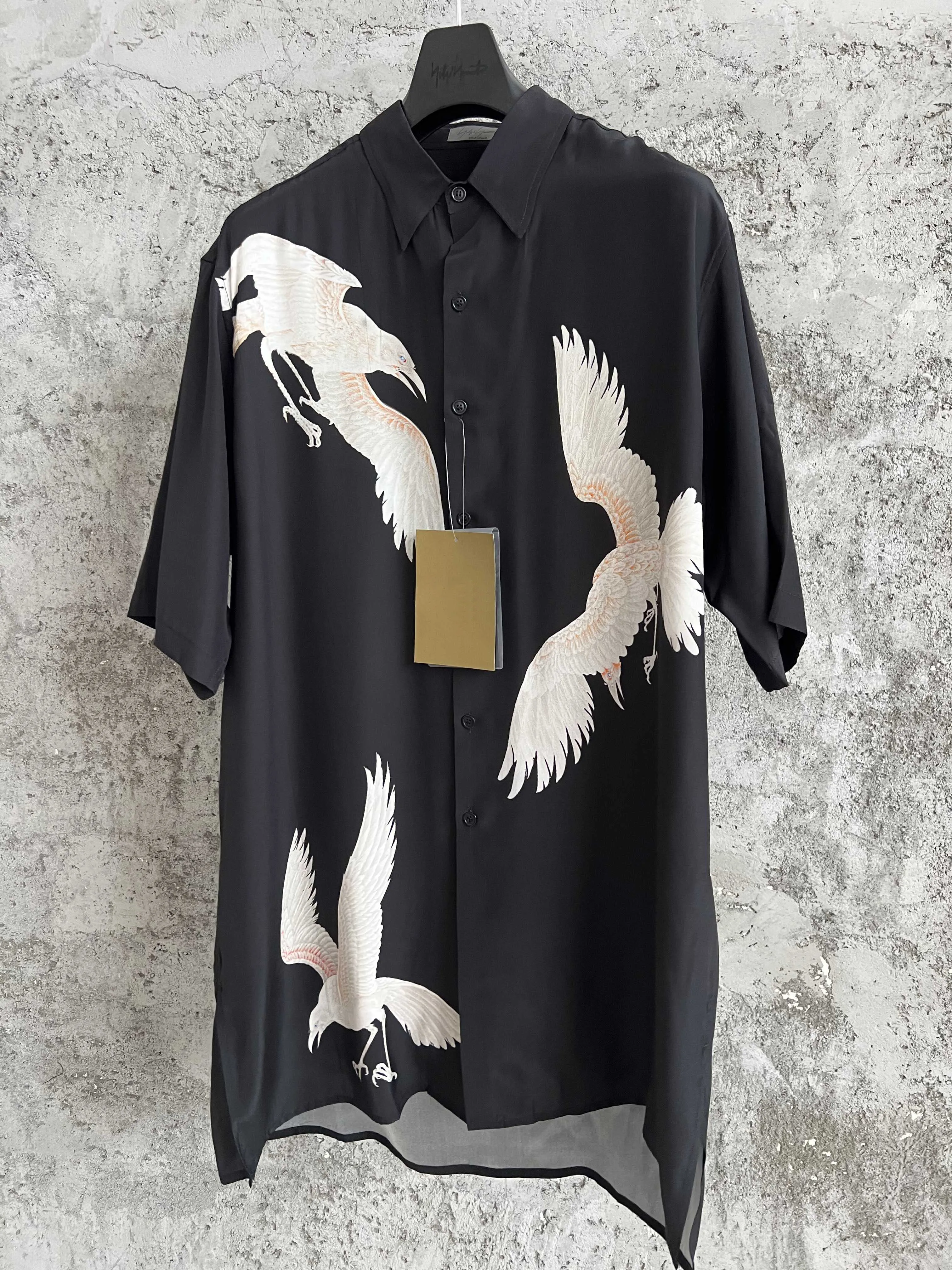 

Свободная шелковая рубашка с короткими рукавами и принтом вороны для мужчин