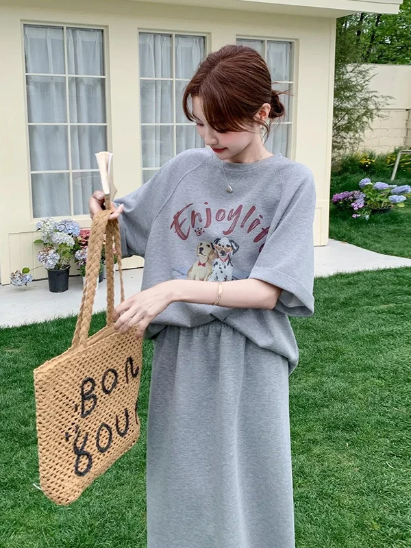 

Комплект из двух предметов: топ и юбка больших размеров с буквенным принтом, повседневный, с коротким рукавом, с высокой талией, А-силуэт, летний модный наряд