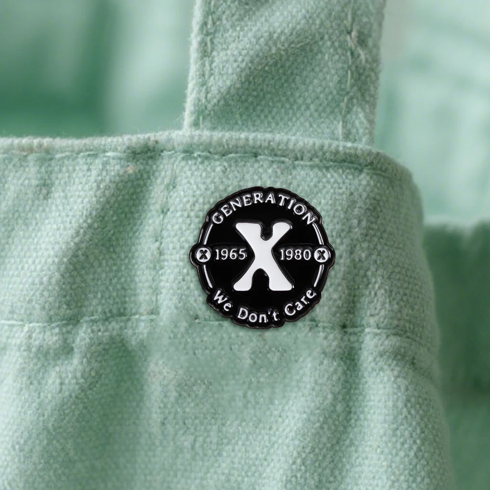 Wir kümmern uns nicht darum – Emaille-Anstecker, lustiges Gen-X-Abzeichen, Generation 1965–1980, Brosche, Humor-Schmuck, originelles Abzeichen, kreatives Deko-Geschenk. – Detail 6