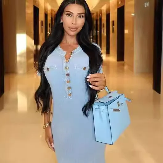 เดรสยาวทรงเข้ารูป แขนสั้น คอวี แต่งผ้าเดนิมและผ้าถัก แต่งกระดุม มีกระเป๋า เหมาะสำหรับผู้หญิง แฟชั่นทันสมัย เหมาะสำหรับใส่ไปทำงาน