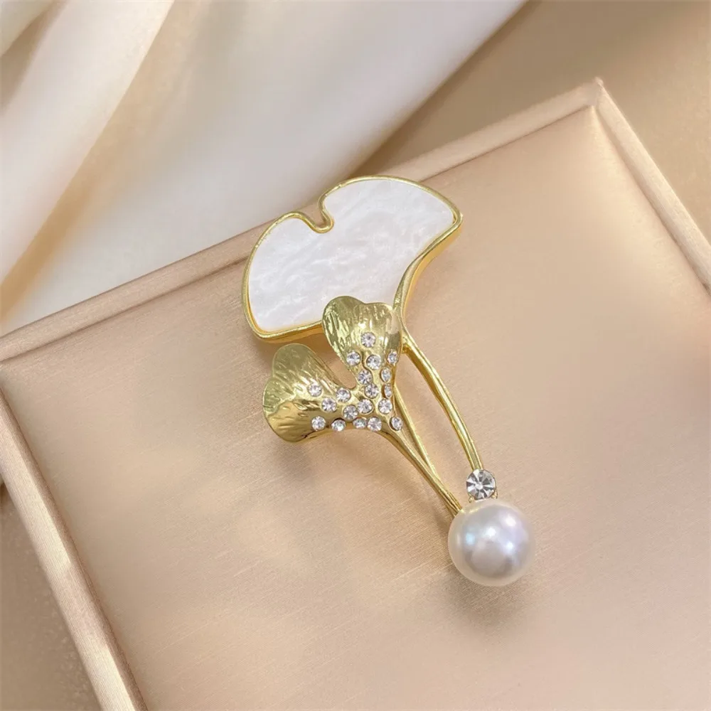 Gold Color Vintage Shell Ginkgo Biloba Leaf Brooches for Women Men Elegant Imitation Pearl Leaf Brooch Lapel Pin Accessories