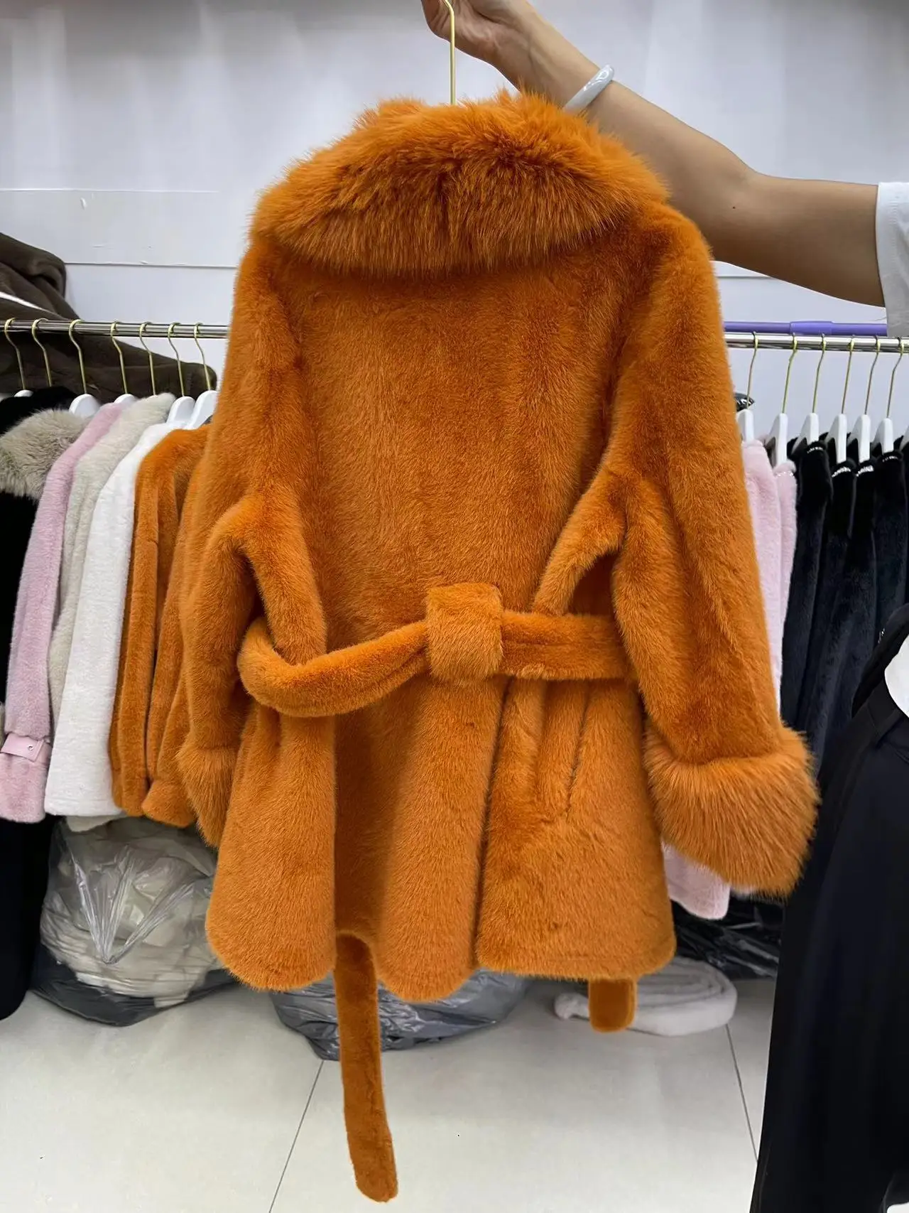 Luxury High Quality New Large Fur Collar Fur Coat Belt Slim Jacket Women Winter Warm Eco-Friendly Mink Fox Fur Coat Premium Tops