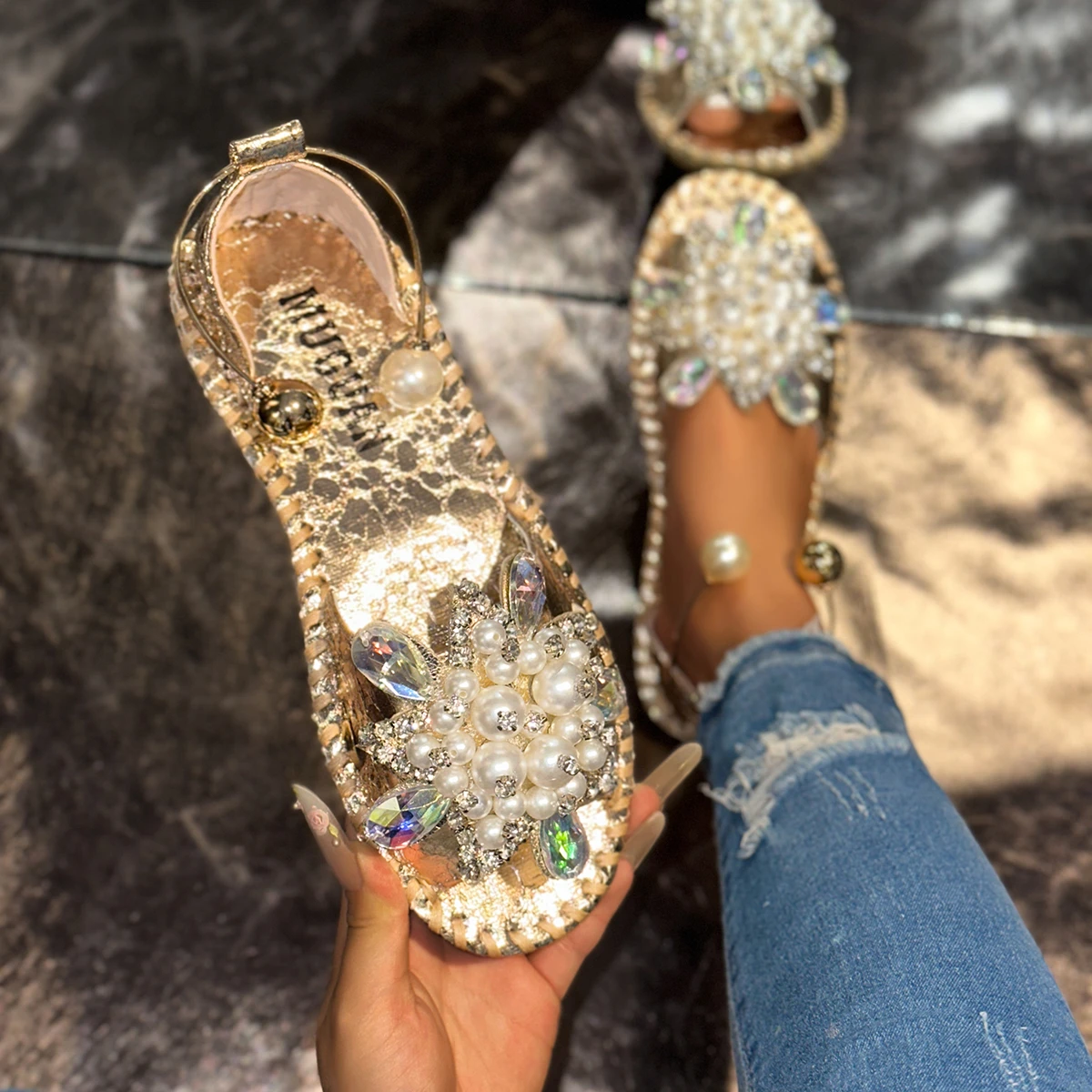 Sandalias de mujer, nuevas sandalias con flores de cristal, zapatos de verano con punta redonda para mujer, zapatos de tacón plano ostentosos para exteriores, zapatos de lujo de talla grande para mujer