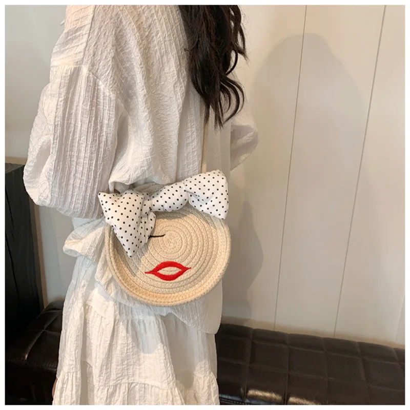 Super Niche Women's Grass Woven Bag 2024 New Versatile Crossbody Popular Small Round Bag Personalized Fashion Shoulder Bag