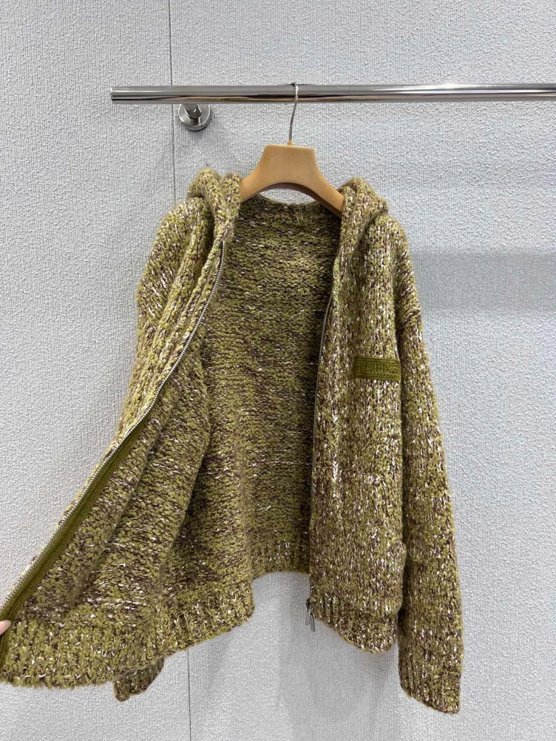 Damski kardigan retro z dzianiny w płatki śniegu, oversize, z kapturem, zapinany na zamek, wygodny, z włóczki, beżowy, sweter-płaszcz w stylu casual.