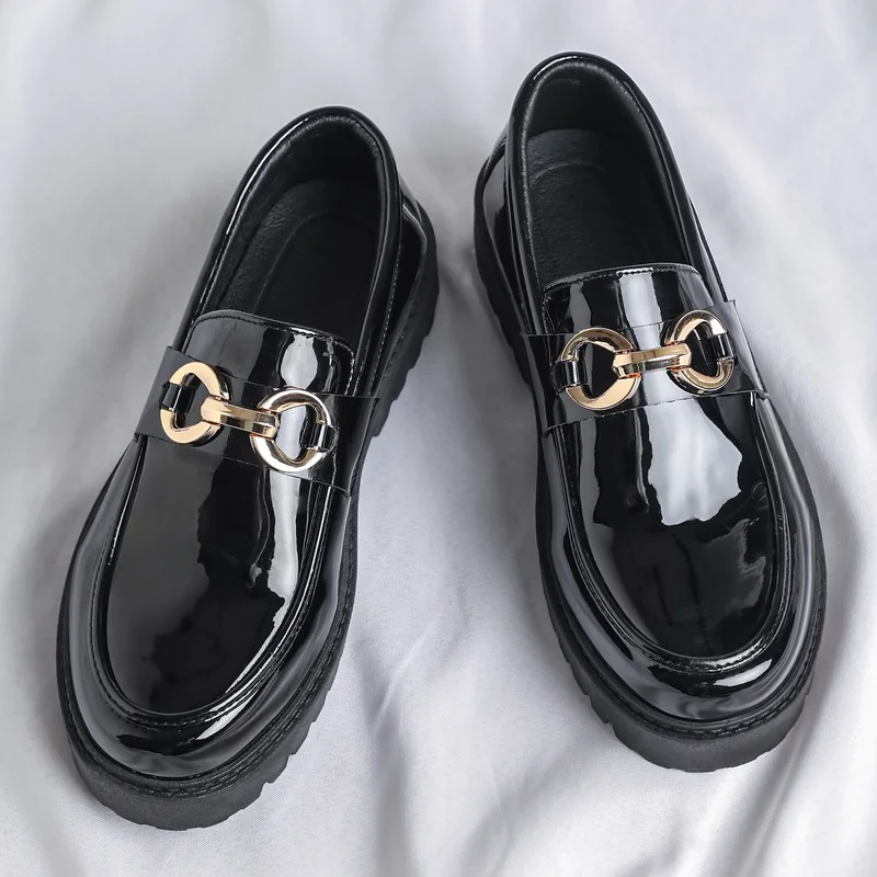 Herren-Freizeitsneakers, Herren-Slipper aus glänzendem Lackleder, Herren-Lederschuhe mit dicker Sohle und Metallschnalle, die die Körpergröße optisch erhöhen, Herren-Freizeitschuhe im britischen Stil für den täglichen Gebrauch. – Detail 4