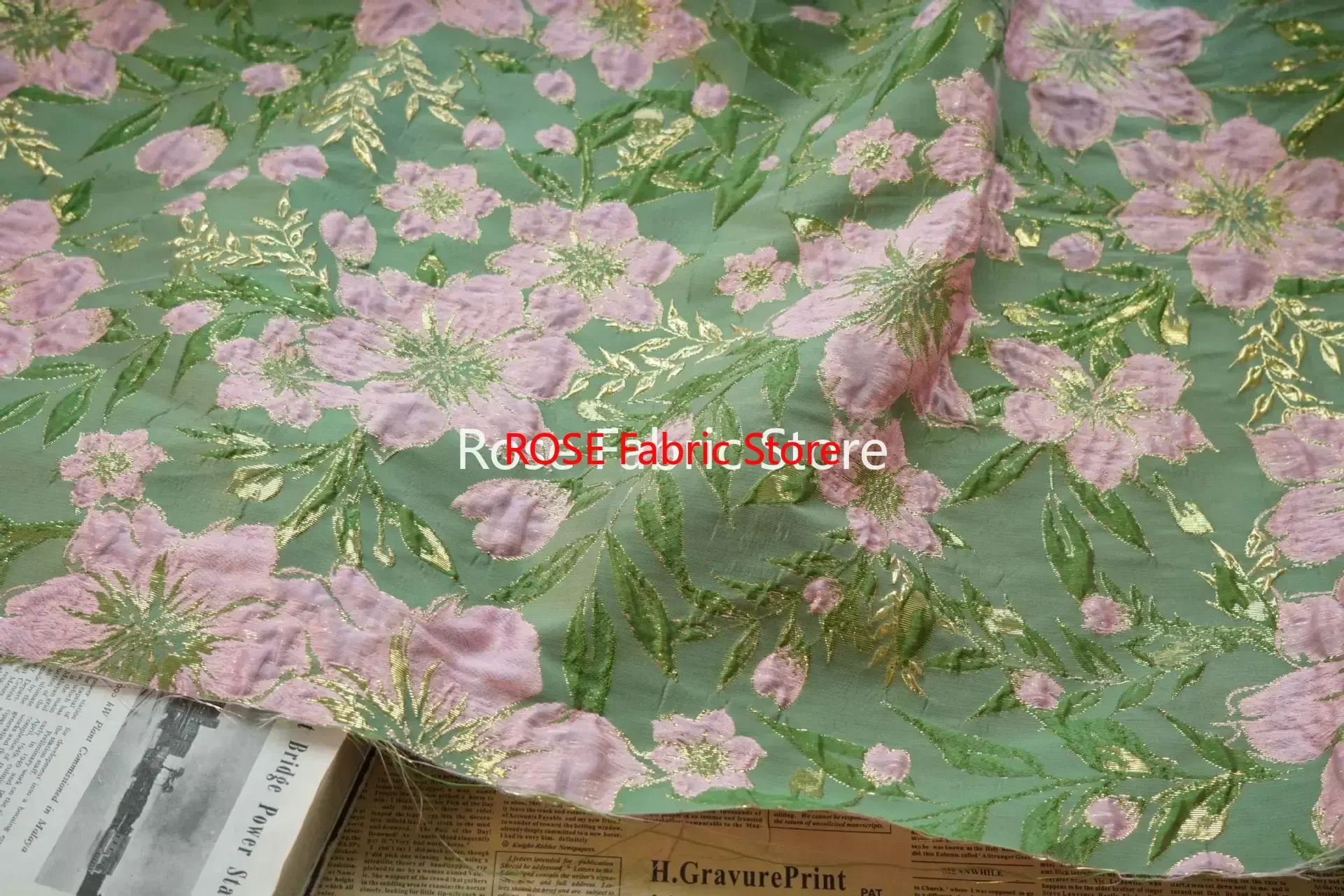 ผ้าไหมแจ็คการ์ดลายดอกไม้ใหญ่สีทอง 1 เมตร สำหรับตัดเย็บชุดผู้หญิง กระโปรงฟูฟ่อง ชุดแสดงบนเวที ผ้าตกแต่ง