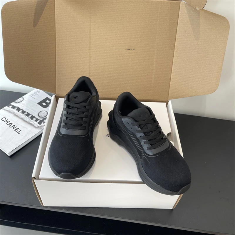 

BootsBreathable mesh sports shoes, air circulation, fresh footfeel