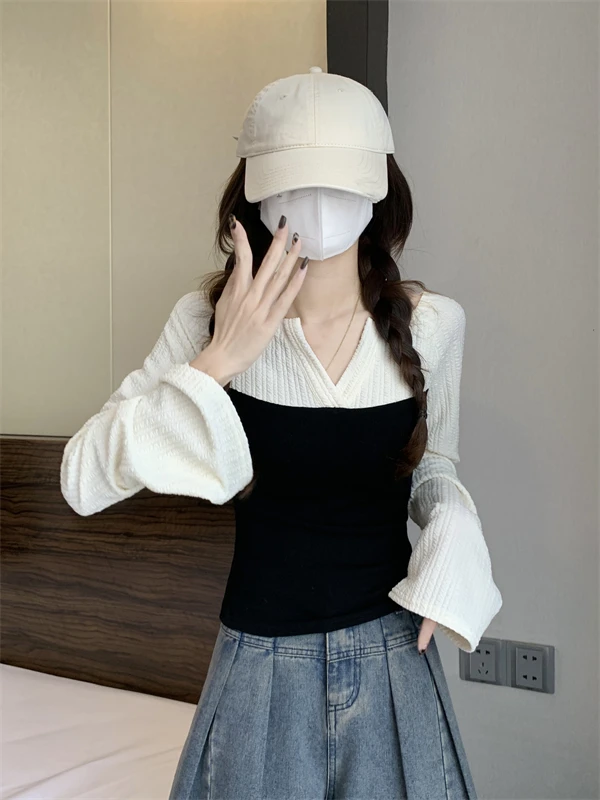 

Slim Fit V-Neck Long Sleeve Knitted Top Women's Early Spring Fashion Bell Sleeve Spicy Girl Style Chinese Manufacturer