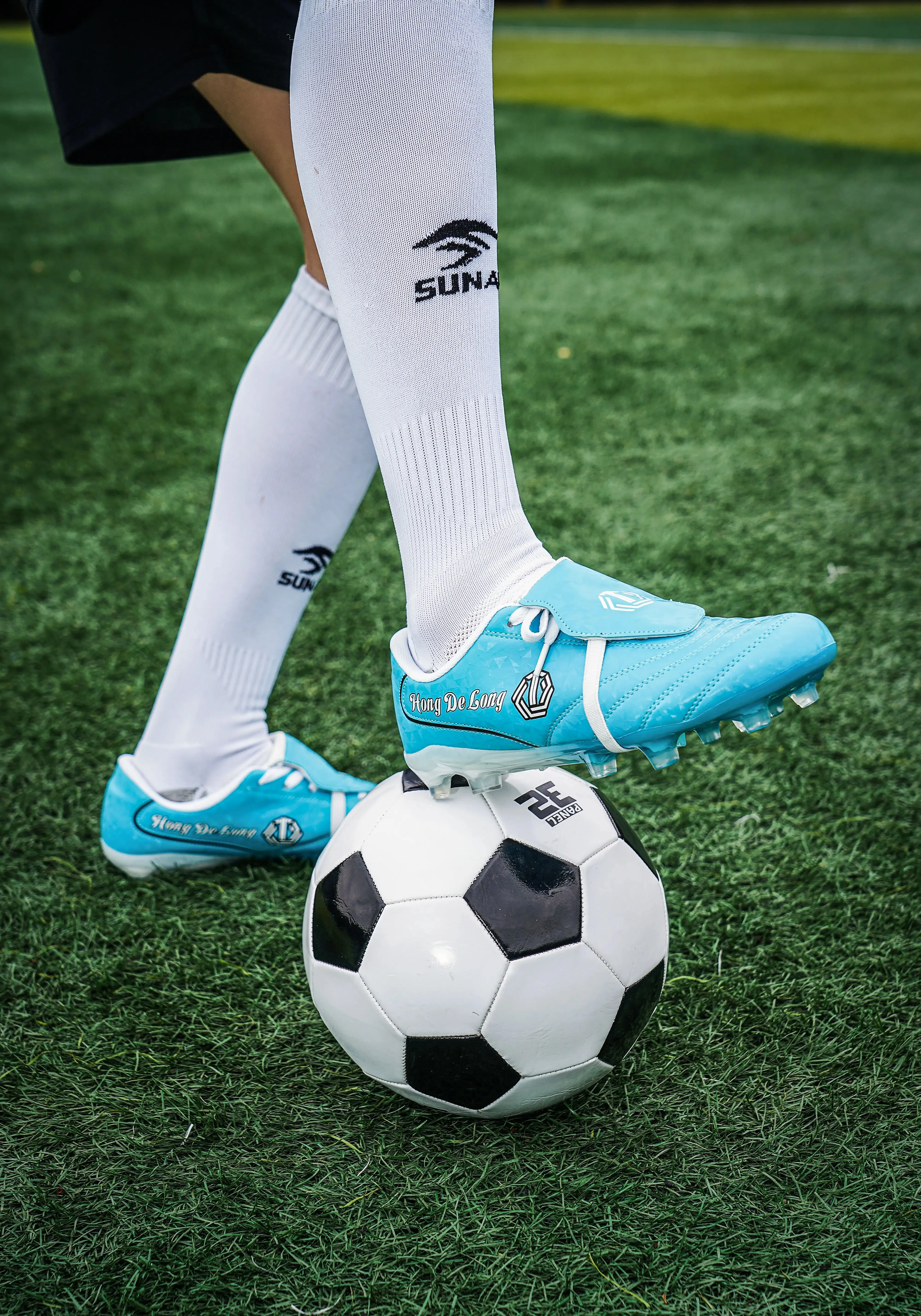 

New Men's Low-Top Soccer Cleats: Stylish and Trendy, Slip-Resistant and Durable, Professional Competition and Training Shoes
