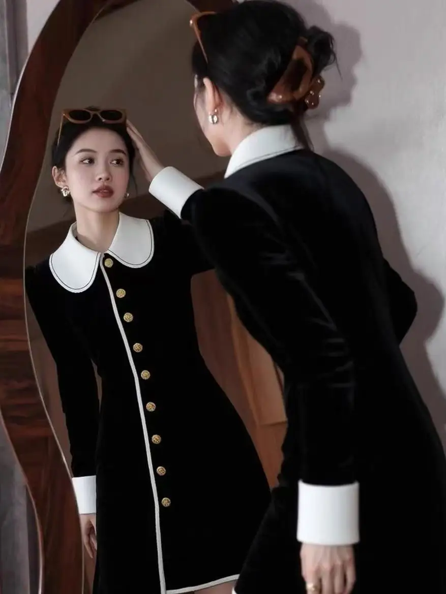 가을의 풍경에 고급스러운 왕실 자매의 느낌을 더한 가볍고 성숙한 아름다움의 헵번 스타일 블랙 드레스 여성을 만나보세요.