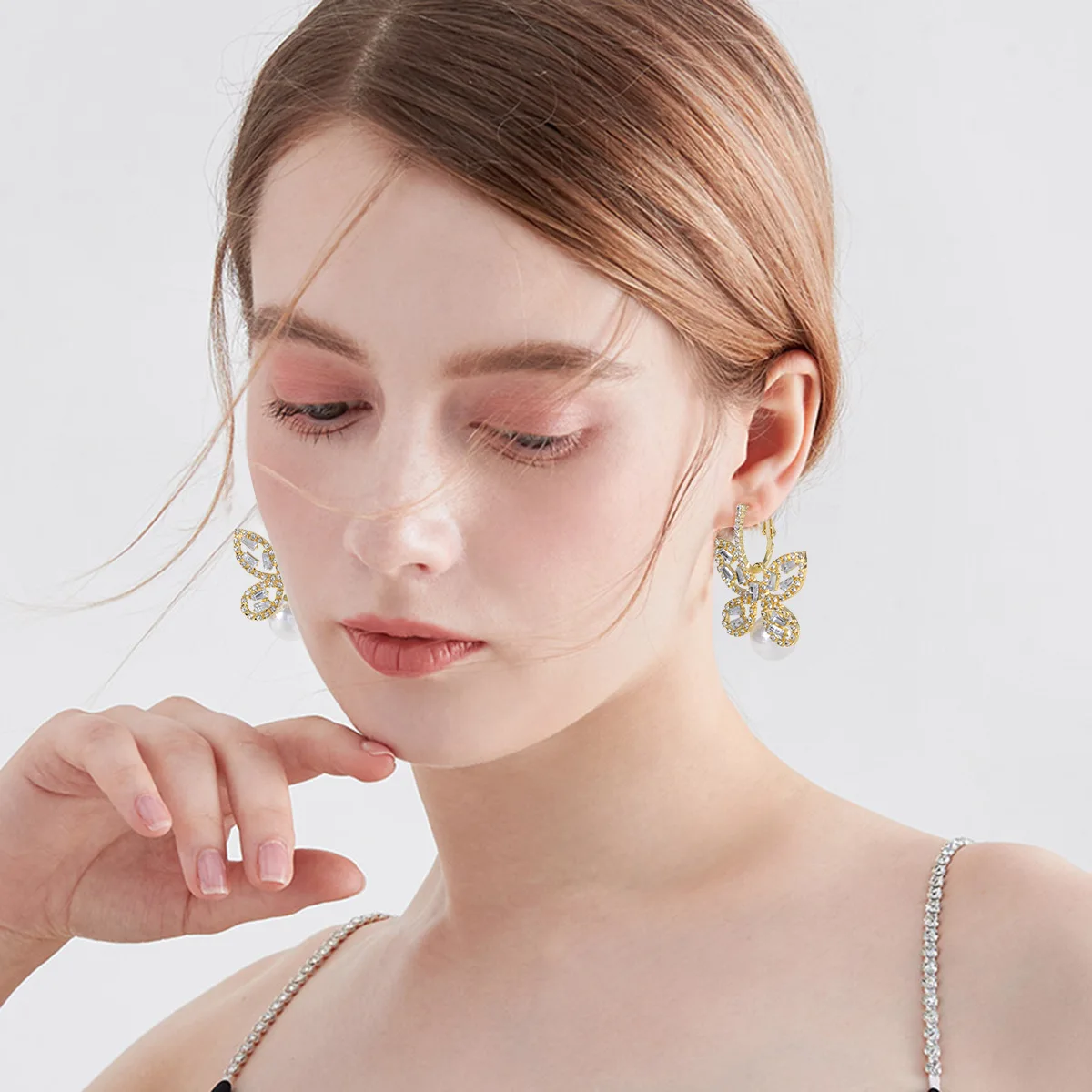Super fairy flash diamond butterfly pearl earrings 2023 new trendy unique high-end light luxury ear buckle earrings earrings wom