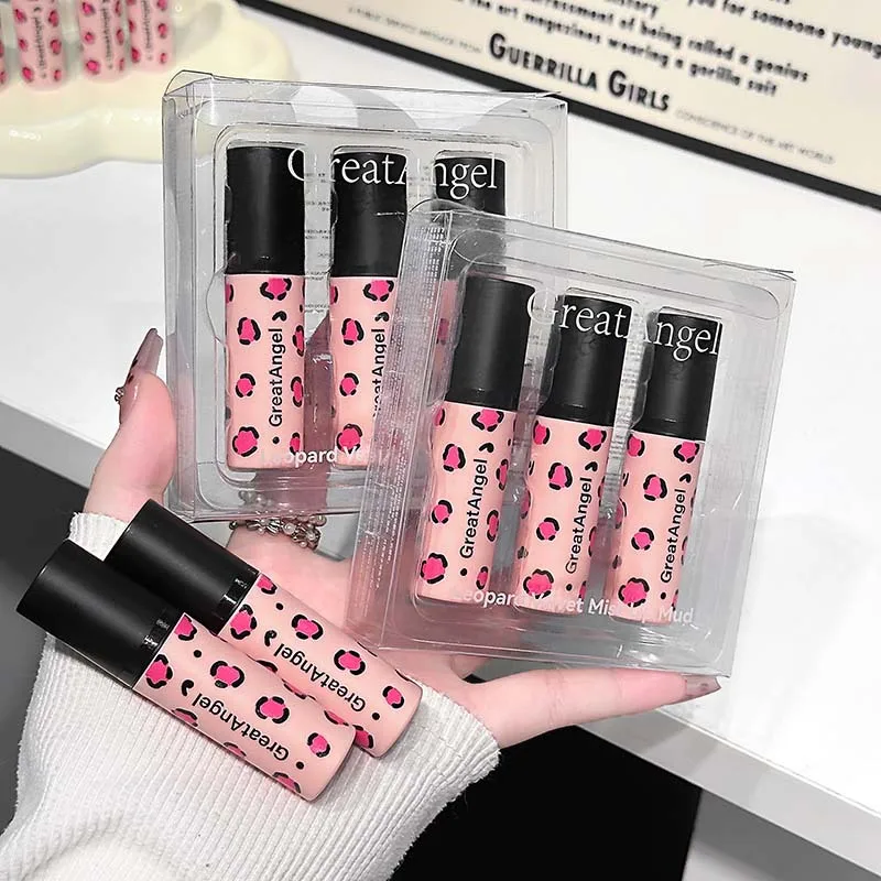 Batom Matte de Veludo, Acabamento Suave e Fluido com Alta Pigmentação, Textura Sedosa e Leve, Confortável para Uso Durante Todo o Dia