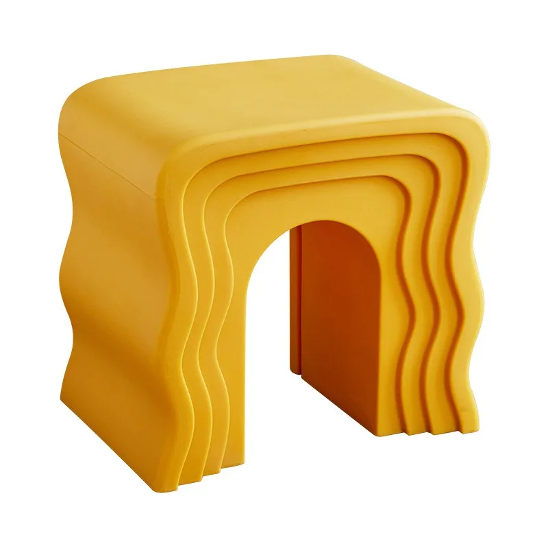 Mesa de centro pequeña Wave, junto al sofá en la sala de estar, taburete bajo en el café