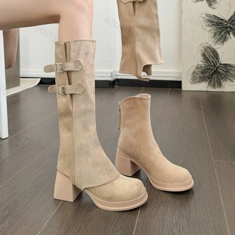 

Женские сапоги до колена, осень 2023, модные замшевые высокие сапоги на платформе с круглым носком и металлической пряжкой, нескользящие ботильоны на высоком каблуке