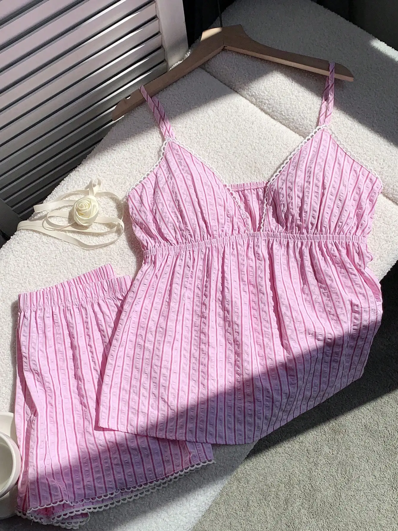 

Розовый полосатый комплект из топа с V-образным вырезом и шорт с кружевной отделкой