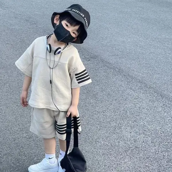 

Стильный спортивный комплект в корейском стиле для мальчиков, летний детский комплект из двух предметов: футболка с коротким рукавом и шорты, модный повседневный комплект для детей старшего возраста