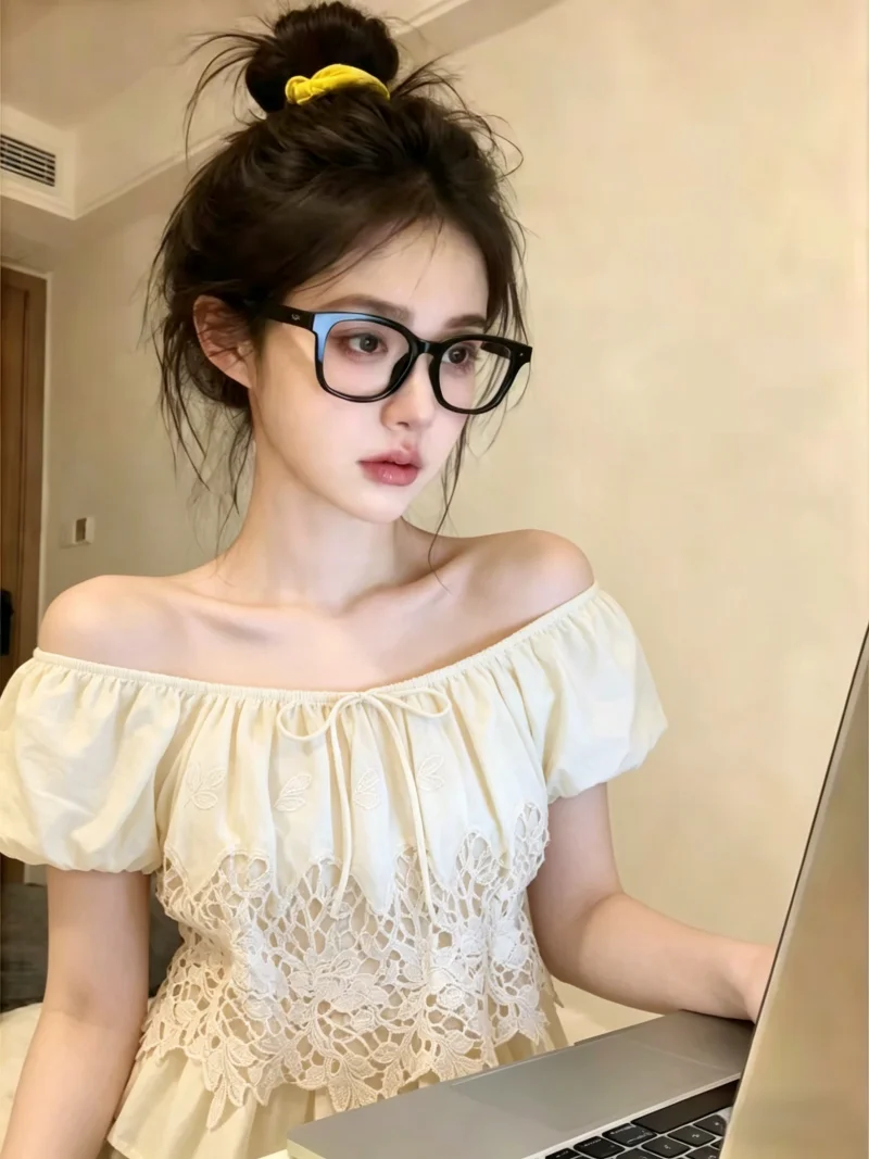 

Lace Splice Bubble Sleeve Shirt Women's Summer Design Age-Defying One-Shoulder Self-Preserved Style Korean Straight Cut Silk Top