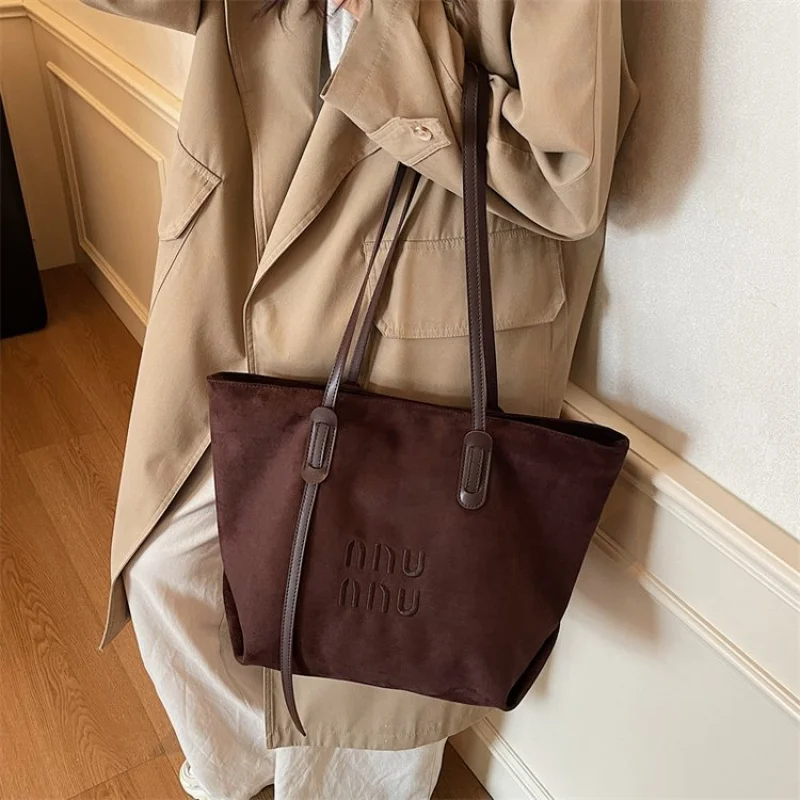 

Women's Fashionable Tote Bag Made Of Premium Leather Featuring Trendy Design Elements And Paris Classic Details​