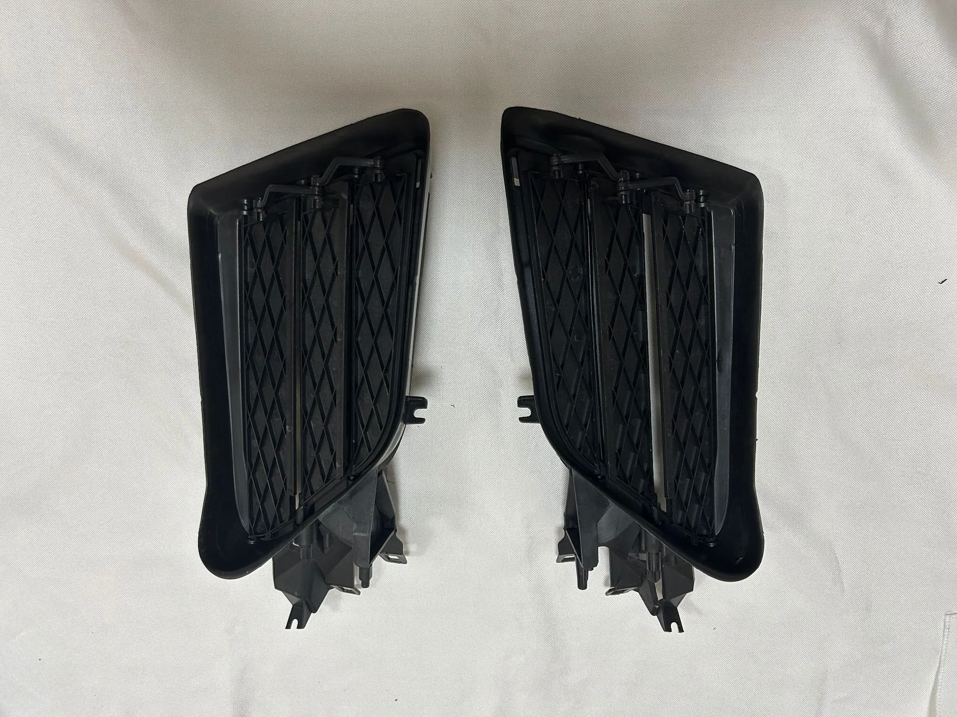 Für Tesla Model S 2016-2020 Auto-Stoßstange Aktiver Kühlergrill Nebelscheinwerfer-Gehäuse Rahmen 1057851-00-J 1058007-00-J Auto-Zubehör – Detail 5