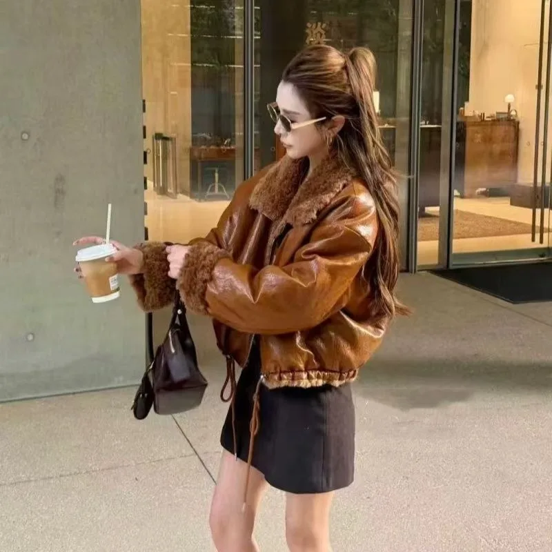 سترة من جلد البولي يوريثان من صوف الضأن هذا العام مشهورة وشتاء شتوي فائق المظهر جديد ذو طية صدر السترة المخملية ومزاج علوي حراري