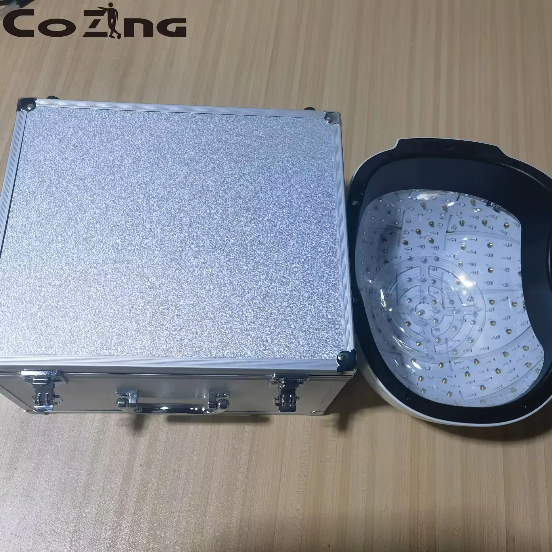 

Лазерный шлем для роста волос COZING-300, максимальная мощность 6750 мВт, 90 лазеров, 210 светодиодов, двойная длина волны, интеллектуальное зоновое управление