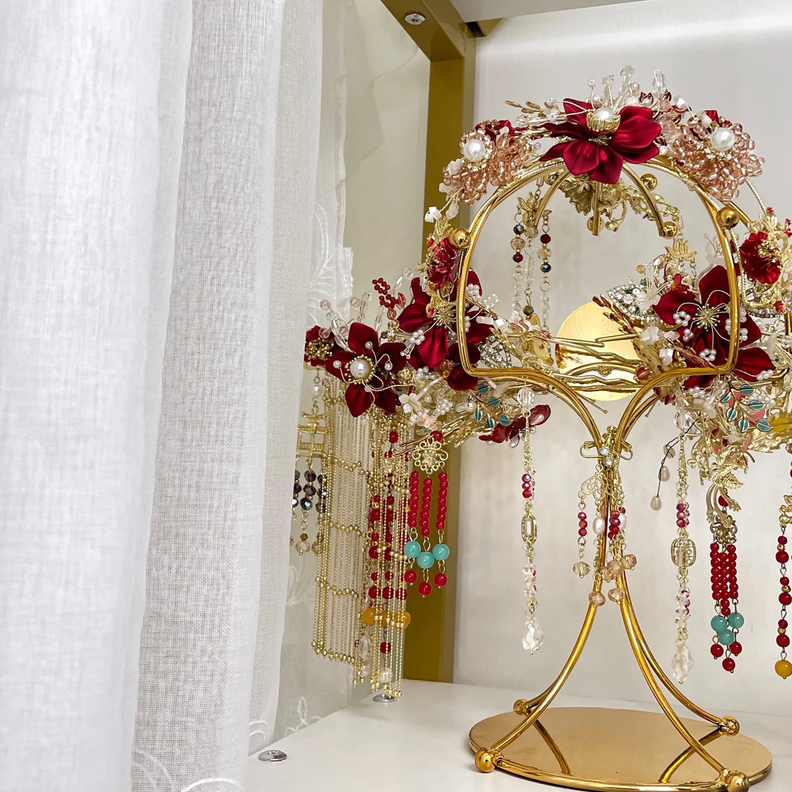 

Metal Crown Display Stand with Three Tiers Headband Holder for Home Wedding Party Crown Organizer Display Rack for Hair