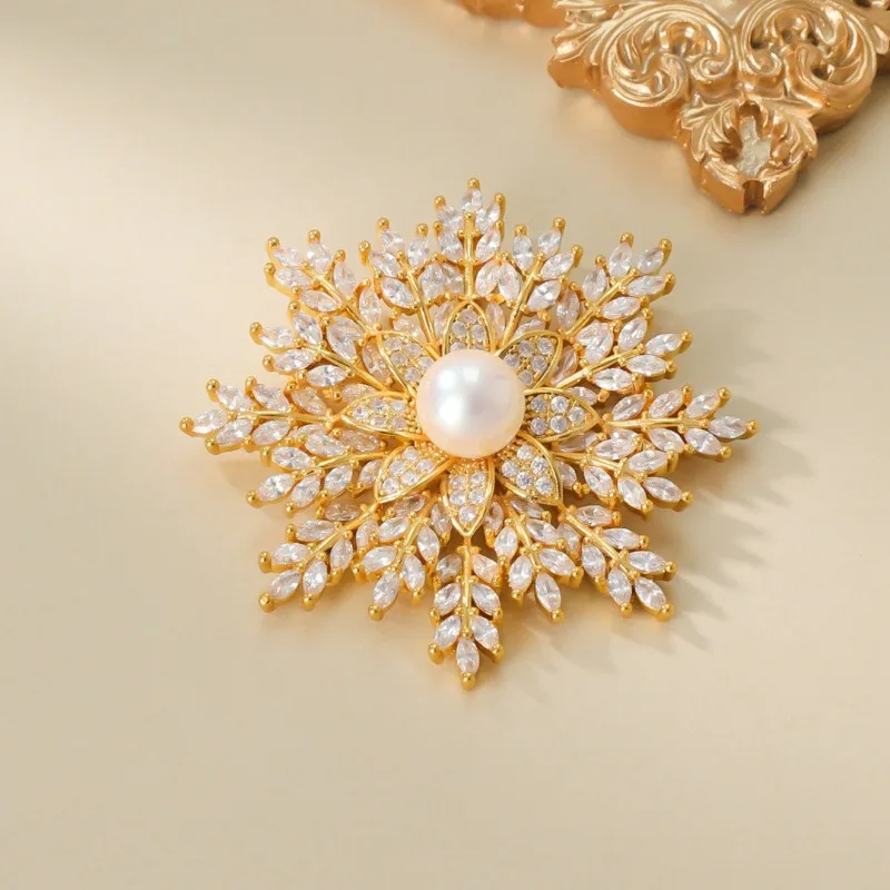 

French Sense Corsage Temperament Clear Cubic Zirocn Snowflake Brooches for Women High-end Exquisite Scarf Button Gift for Female