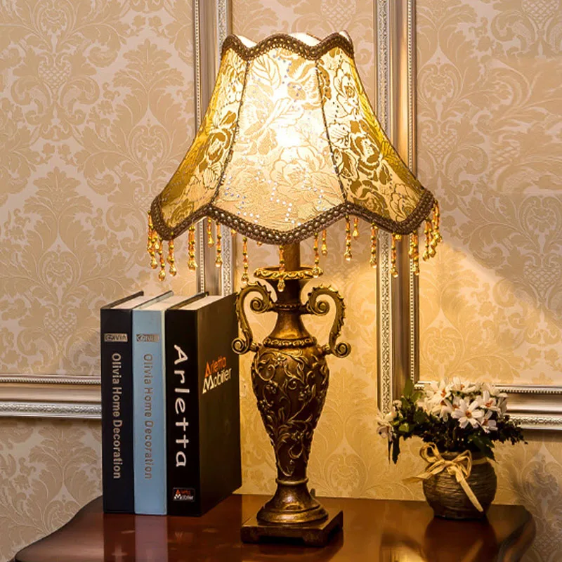 Europäische Retro-Harz-Tischlampe Kreative Schlafzimmer Amerikanische Stoff-Stehlampe für Hochzeitszimmer Wohnzimmer Antike Nachttischlampe