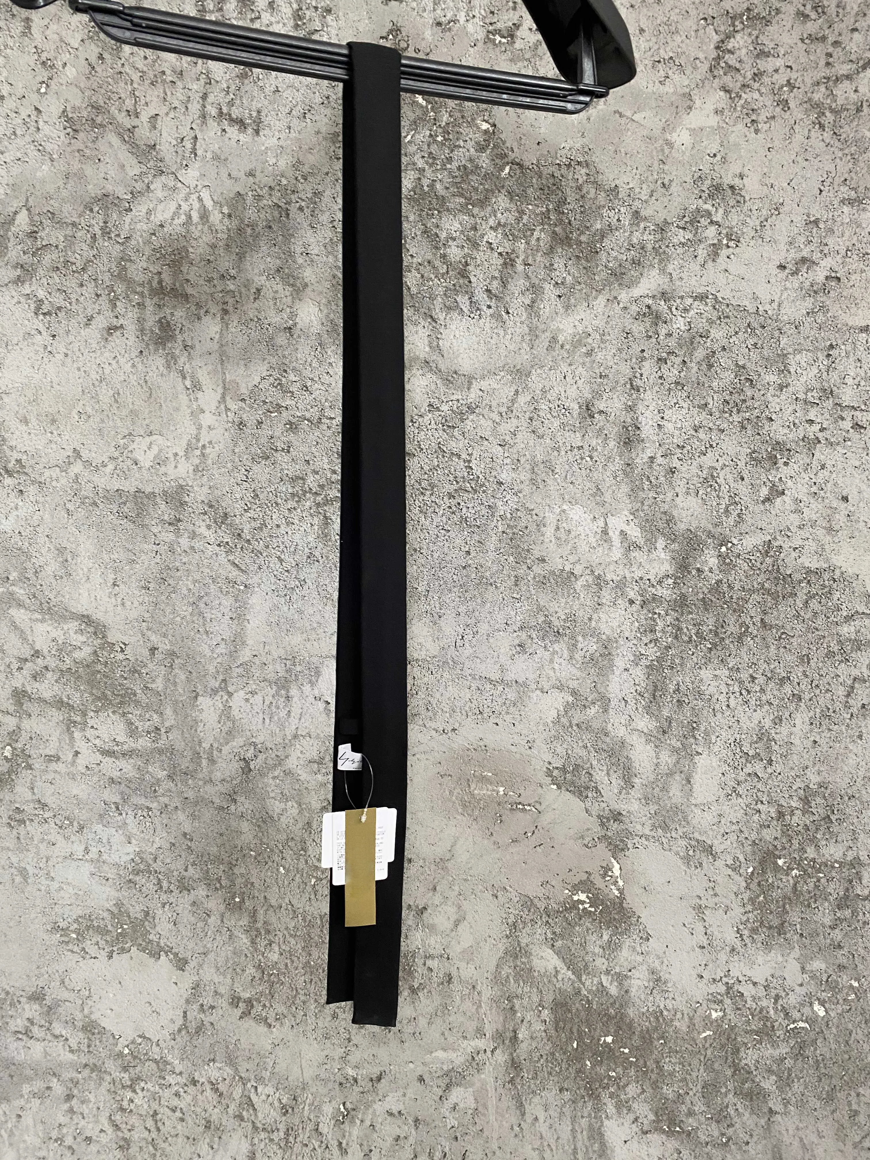 Gabardine embroidered "fragile" wool gabardine square tie